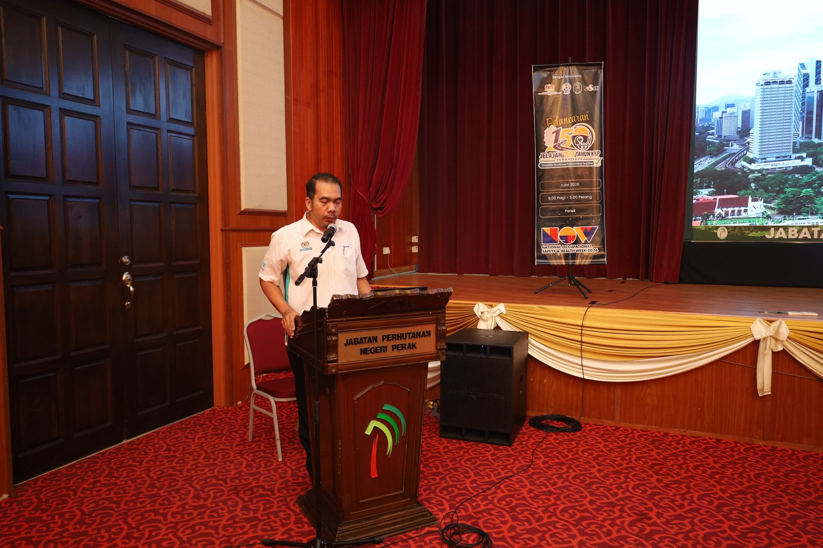 Director of JKKP Perak delivering the officiating speech at the launch ceremony