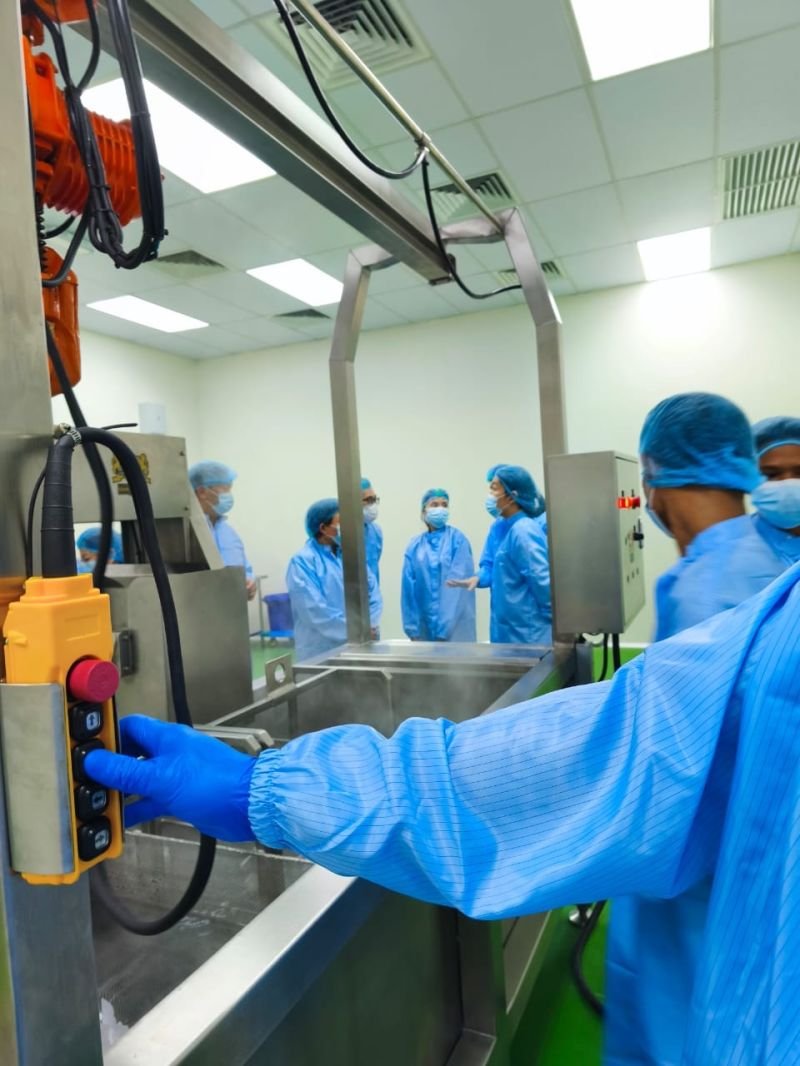 Nutrizens production equipment demonstration during the OEM client facility tour