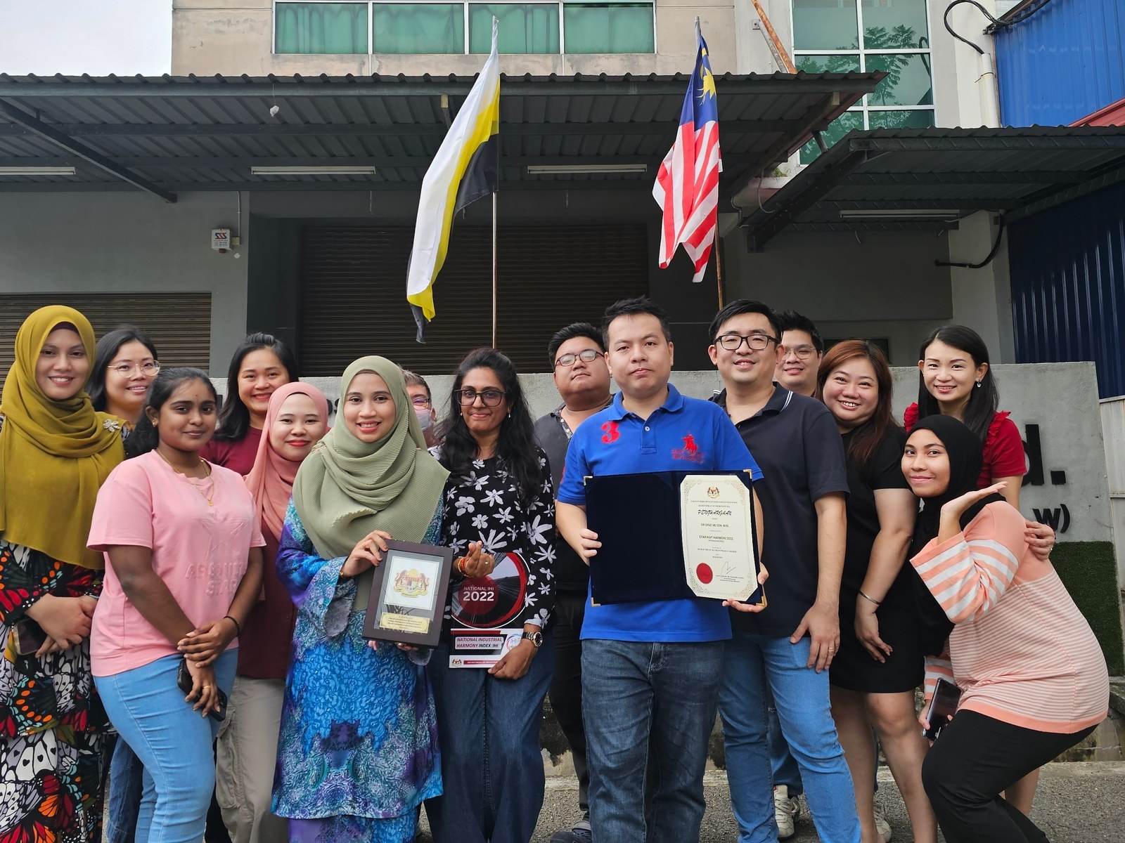 Dr Orizi team with the Syarikat Harmoni 2022 certificate and medallion